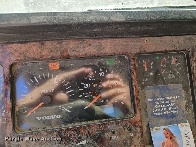 image for item NX9205 1999 Volvo WG roll-off container truck