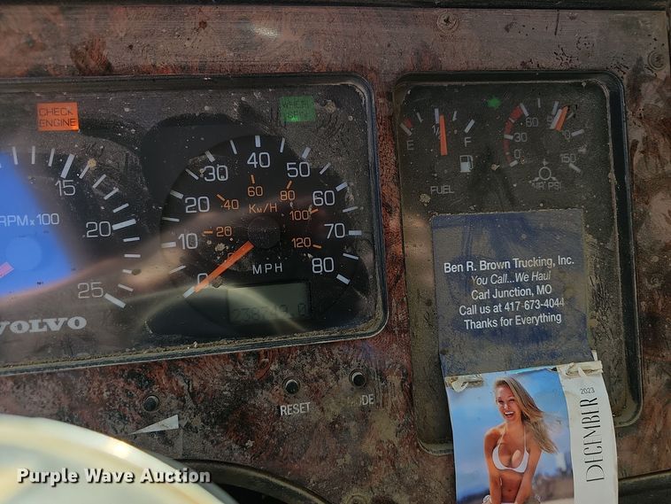 image for item NX9205 1999 Volvo WG roll-off container truck