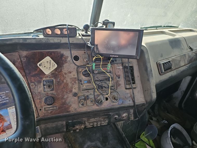 image for item NX9205 1999 Volvo WG roll-off container truck