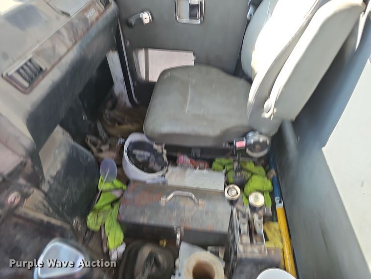 image for item NX9205 1999 Volvo WG roll-off container truck