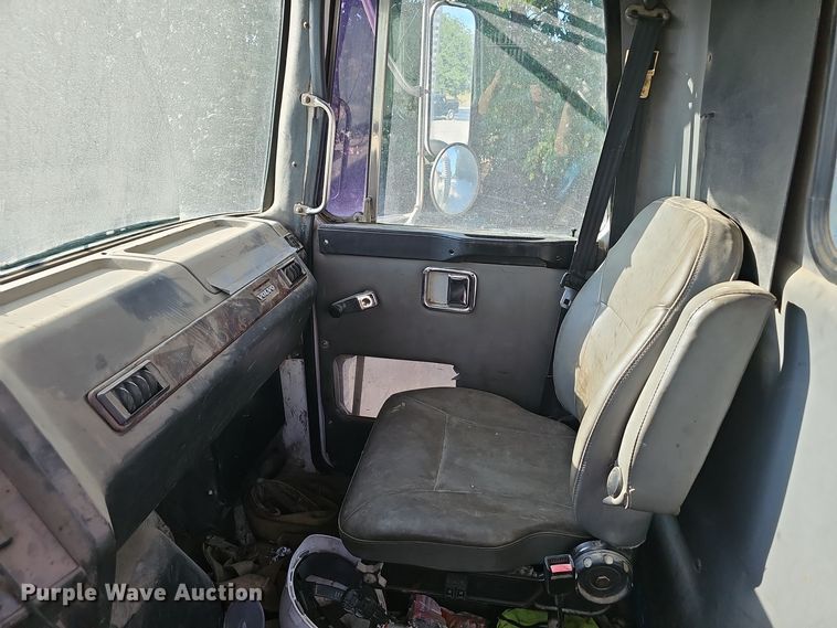 image for item NX9205 1999 Volvo WG roll-off container truck