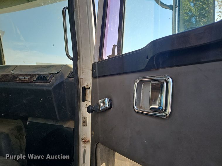 image for item NX9205 1999 Volvo WG roll-off container truck