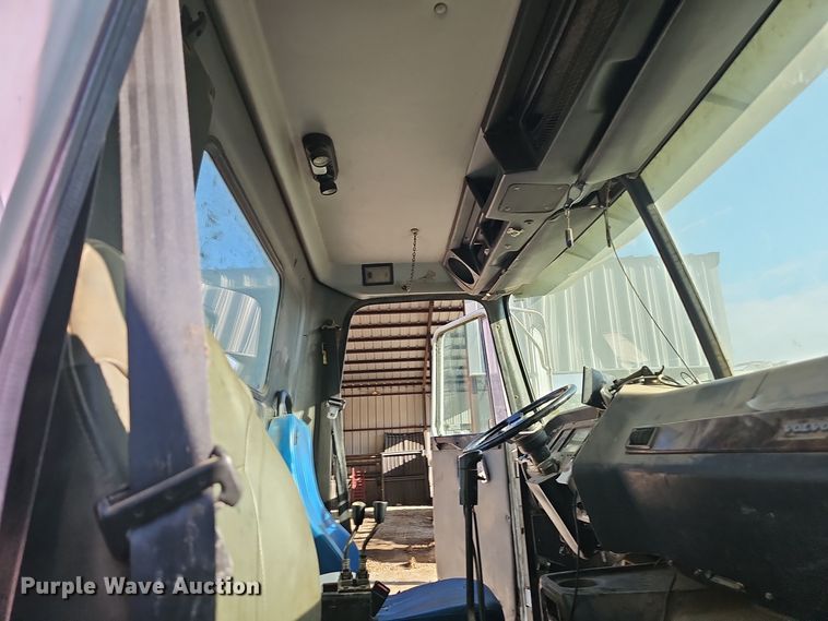 image for item NX9205 1999 Volvo WG roll-off container truck