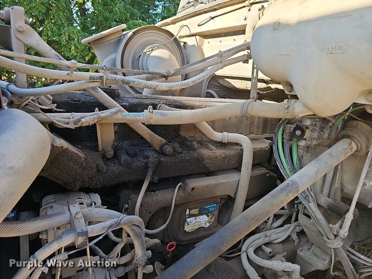 image for item NX9205 1999 Volvo WG roll-off container truck