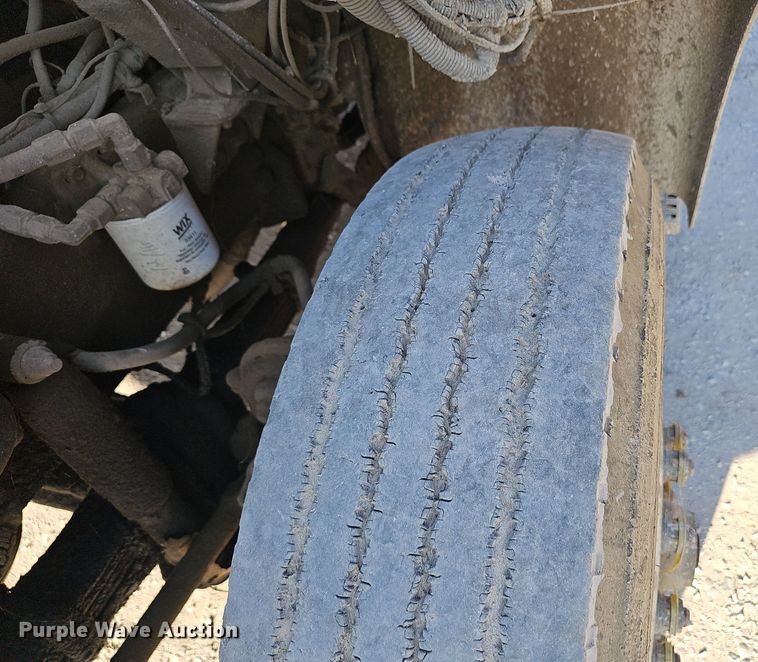 image for item NX9205 1999 Volvo WG roll-off container truck