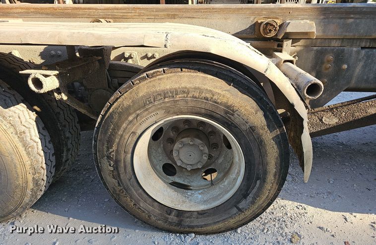 image for item NX9205 1999 Volvo WG roll-off container truck