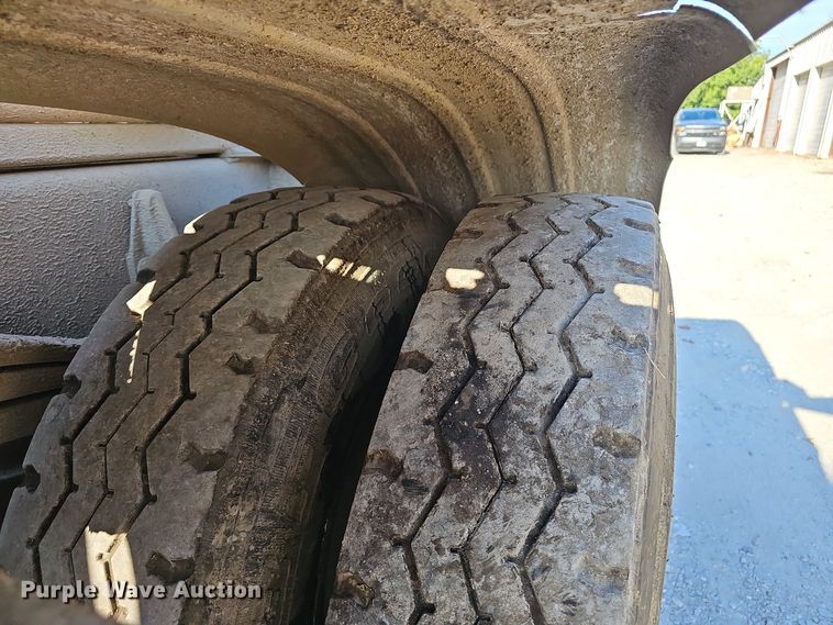 image for item NX9205 1999 Volvo WG roll-off container truck