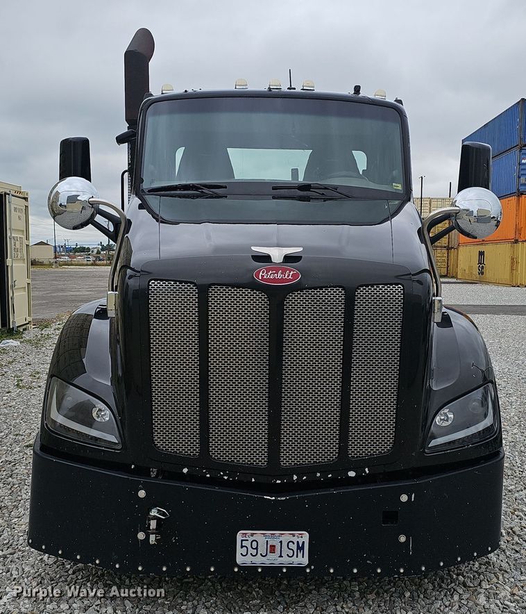 image for item NX9265 2015 Peterbilt  579 semi truck