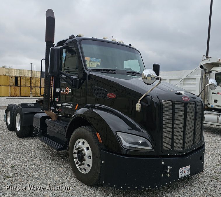 image for item NX9265 2015 Peterbilt  579 semi truck