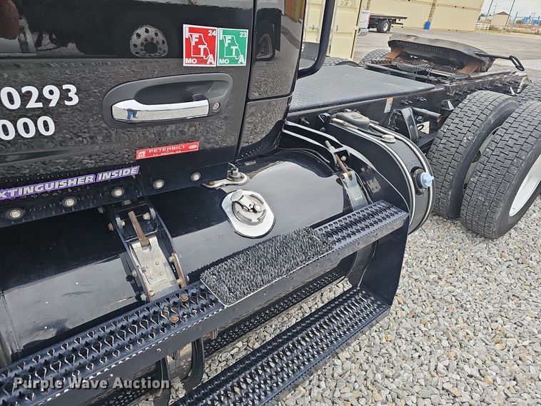 image for item NX9265 2015 Peterbilt  579 semi truck