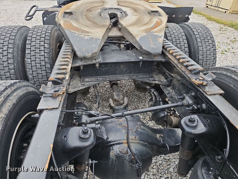 image for item NX9265 2015 Peterbilt  579 semi truck