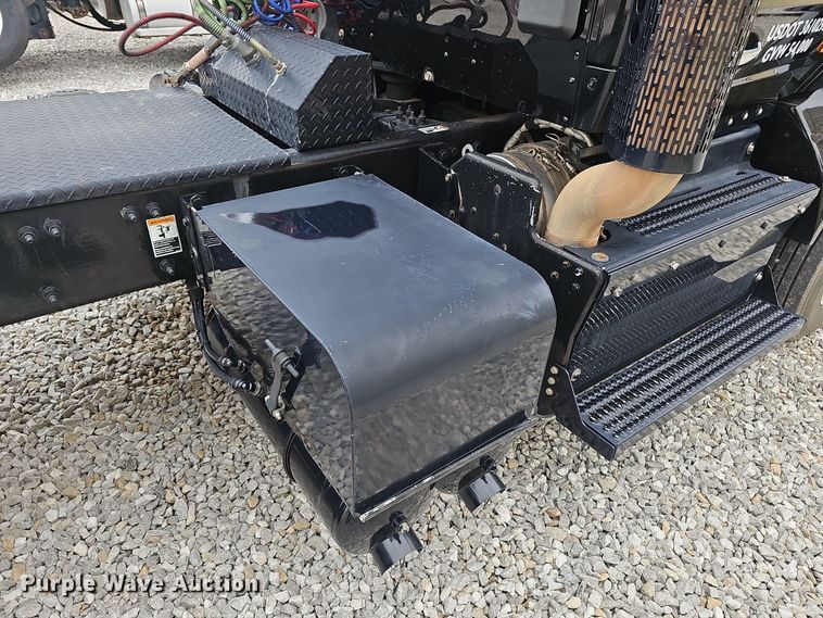 image for item NX9265 2015 Peterbilt  579 semi truck