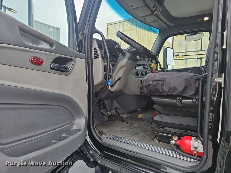 image for item NX9265 2015 Peterbilt  579 semi truck