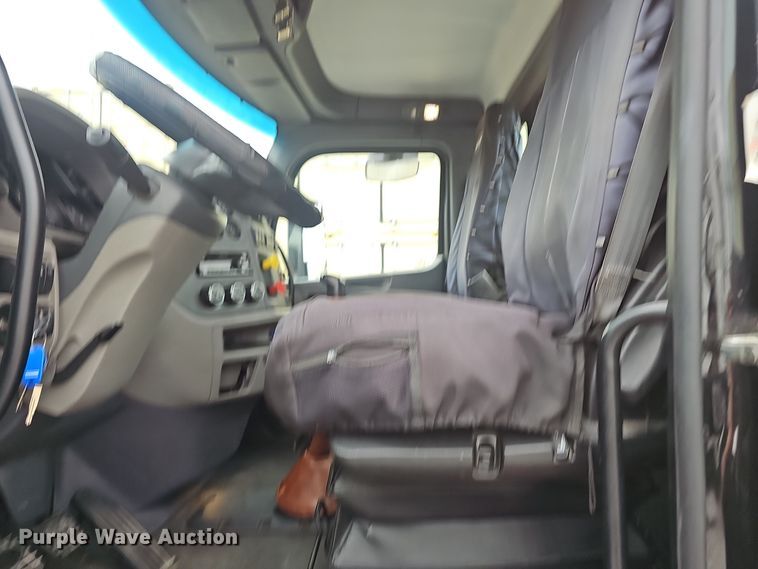 image for item NX9265 2015 Peterbilt  579 semi truck