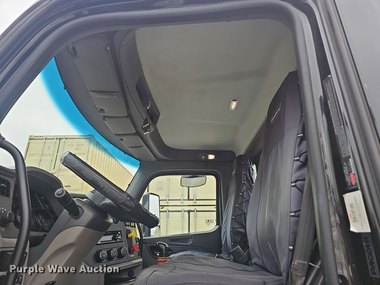 image for item NX9265 2015 Peterbilt  579 semi truck