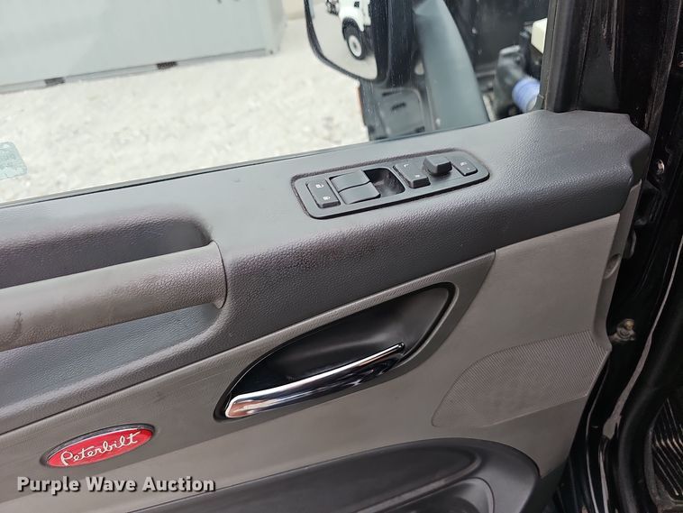 image for item NX9265 2015 Peterbilt  579 semi truck