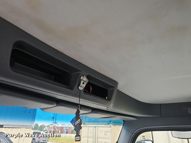 image for item NX9265 2015 Peterbilt  579 semi truck