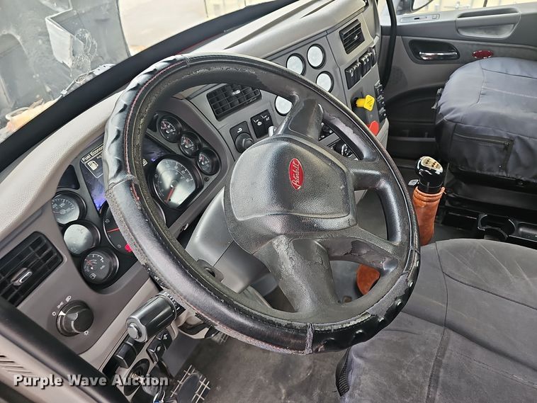 image for item NX9265 2015 Peterbilt  579 semi truck