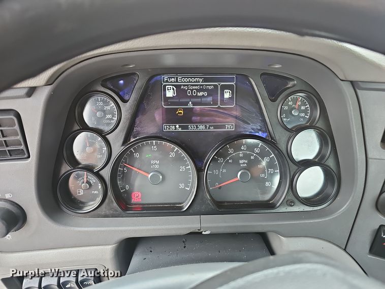 image for item NX9265 2015 Peterbilt  579 semi truck