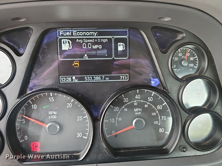 image for item NX9265 2015 Peterbilt  579 semi truck