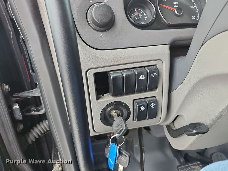 image for item NX9265 2015 Peterbilt  579 semi truck