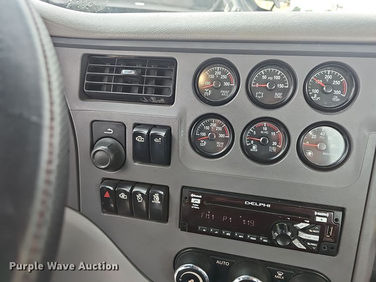 image for item NX9265 2015 Peterbilt  579 semi truck