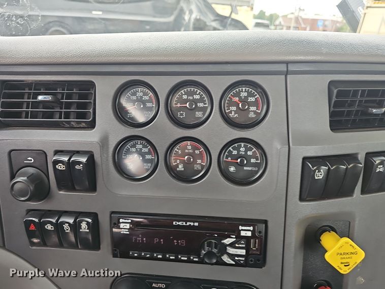 image for item NX9265 2015 Peterbilt  579 semi truck