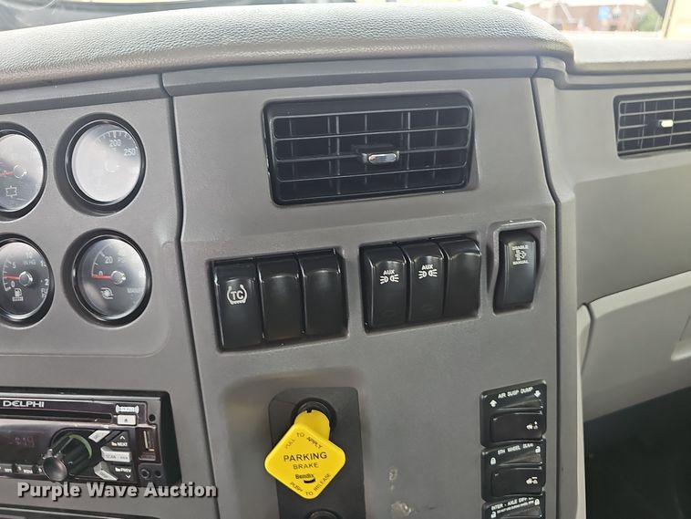 image for item NX9265 2015 Peterbilt  579 semi truck