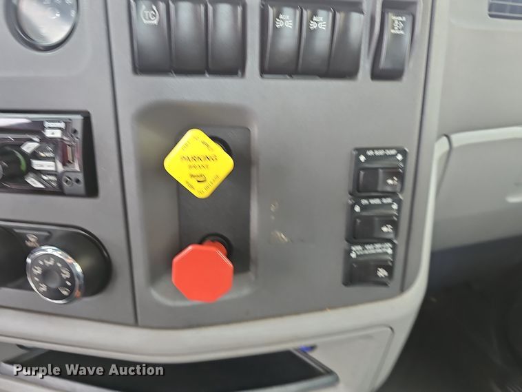 image for item NX9265 2015 Peterbilt  579 semi truck