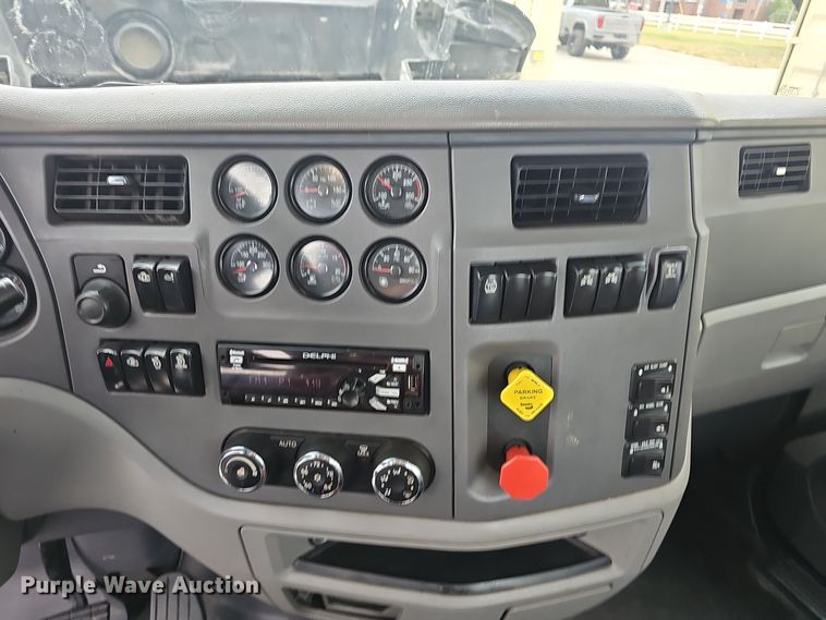 image for item NX9265 2015 Peterbilt  579 semi truck