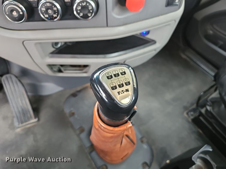 image for item NX9265 2015 Peterbilt  579 semi truck