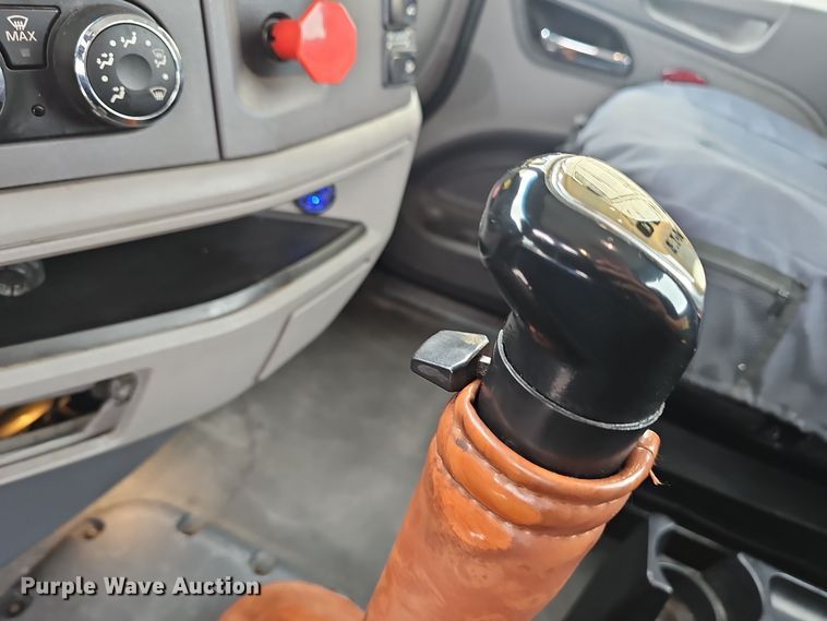 image for item NX9265 2015 Peterbilt  579 semi truck