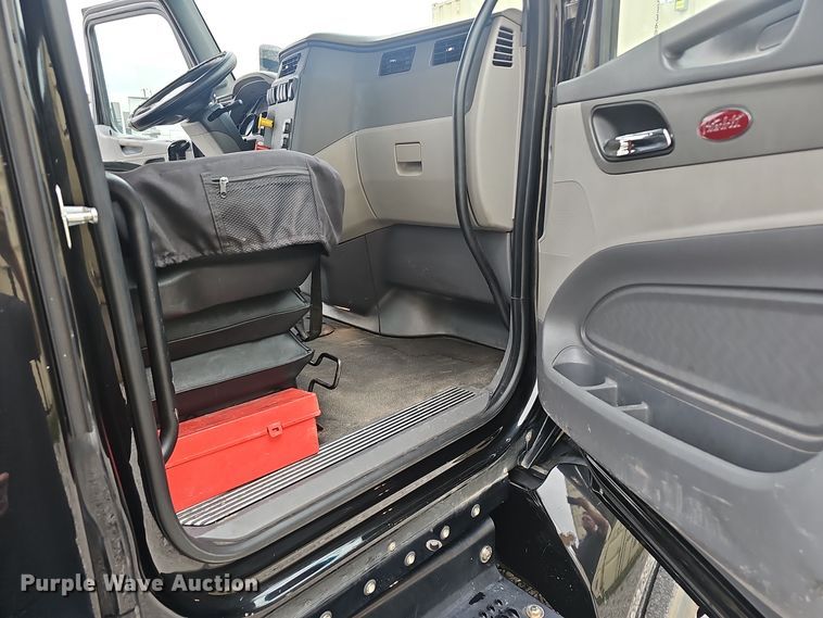 image for item NX9265 2015 Peterbilt  579 semi truck