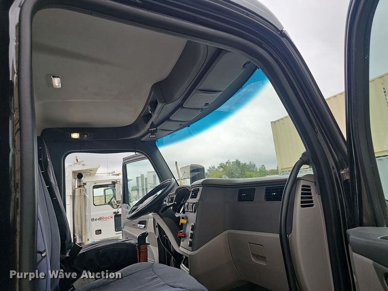 image for item NX9265 2015 Peterbilt  579 semi truck