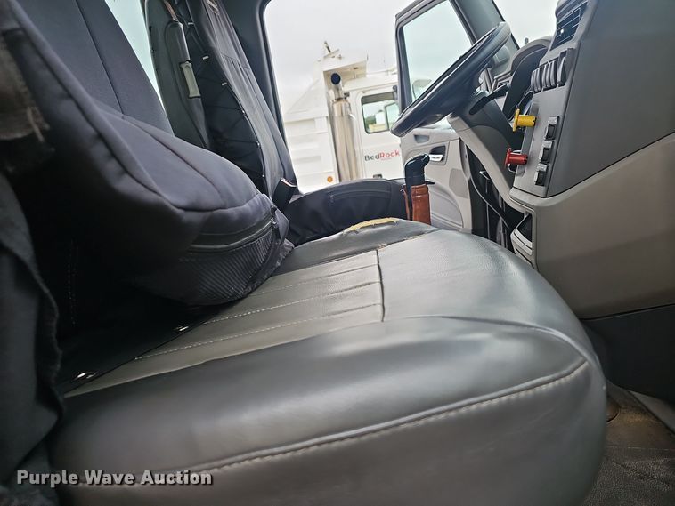 image for item NX9265 2015 Peterbilt  579 semi truck