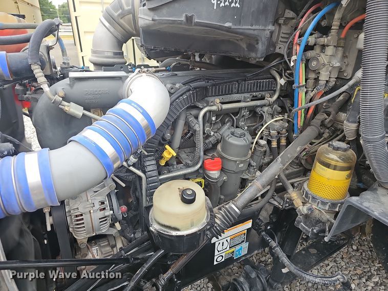 image for item NX9265 2015 Peterbilt  579 semi truck