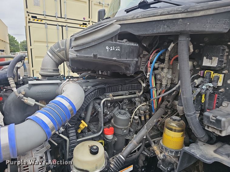 image for item NX9265 2015 Peterbilt  579 semi truck