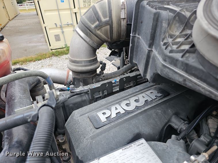 image for item NX9265 2015 Peterbilt  579 semi truck