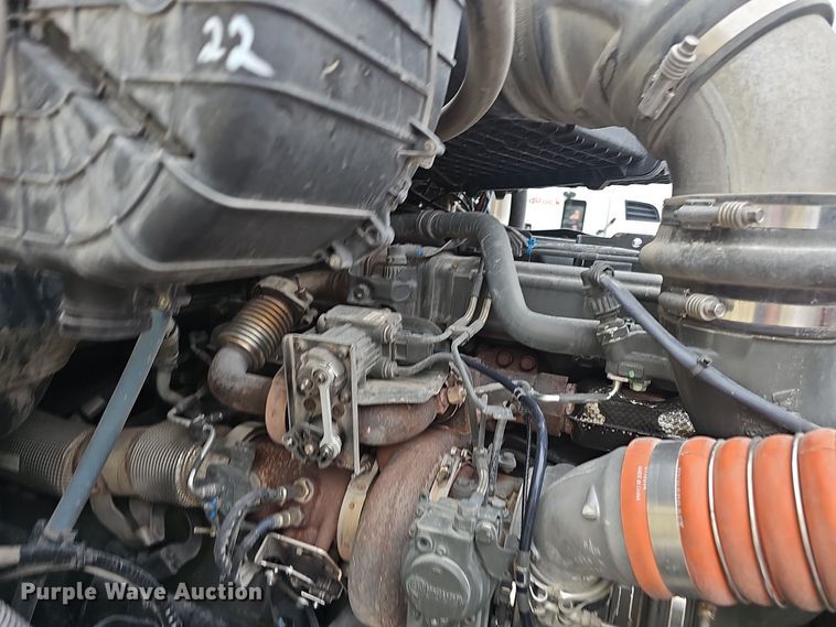 image for item NX9265 2015 Peterbilt  579 semi truck