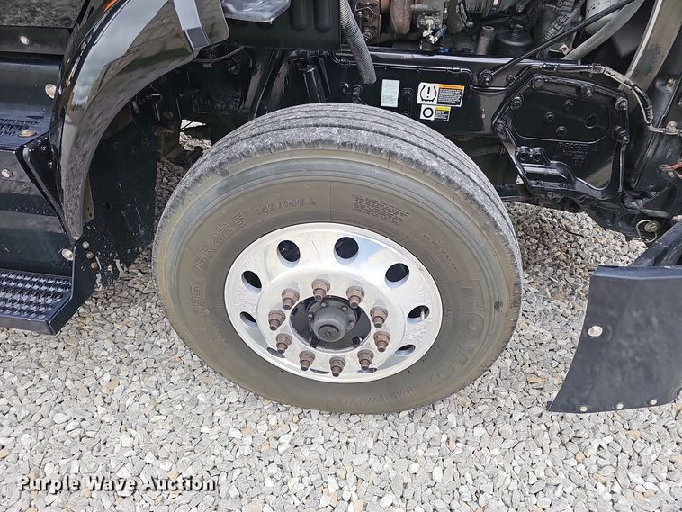 image for item NX9265 2015 Peterbilt  579 semi truck