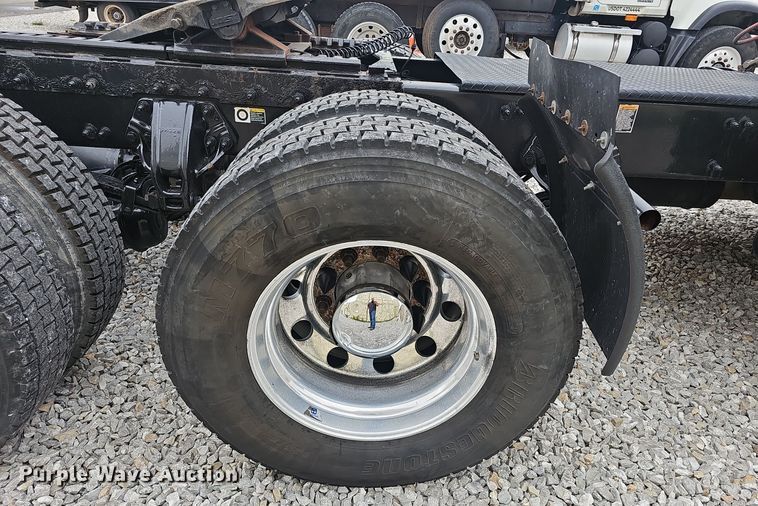 image for item NX9265 2015 Peterbilt  579 semi truck