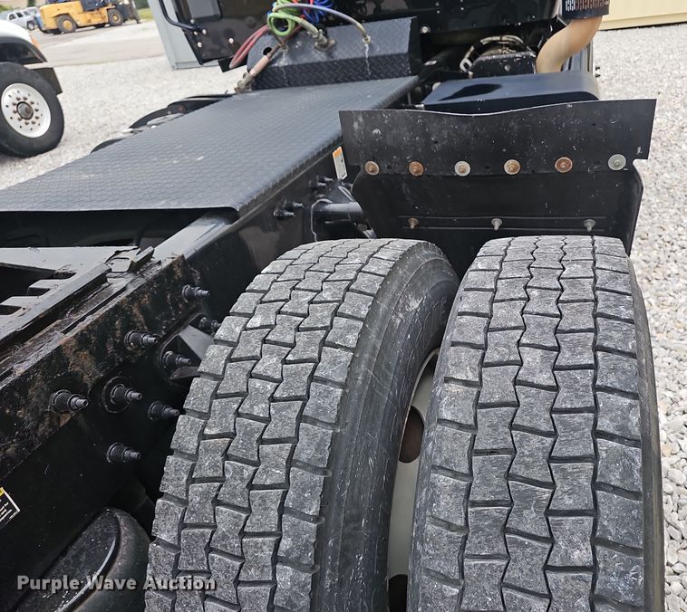 image for item NX9265 2015 Peterbilt  579 semi truck