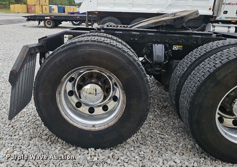 image for item NX9265 2015 Peterbilt  579 semi truck