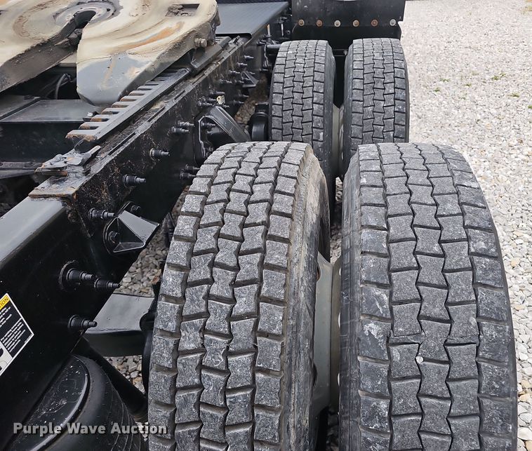 image for item NX9265 2015 Peterbilt  579 semi truck