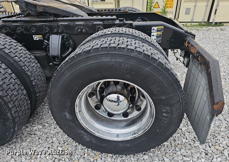 image for item NX9265 2015 Peterbilt  579 semi truck