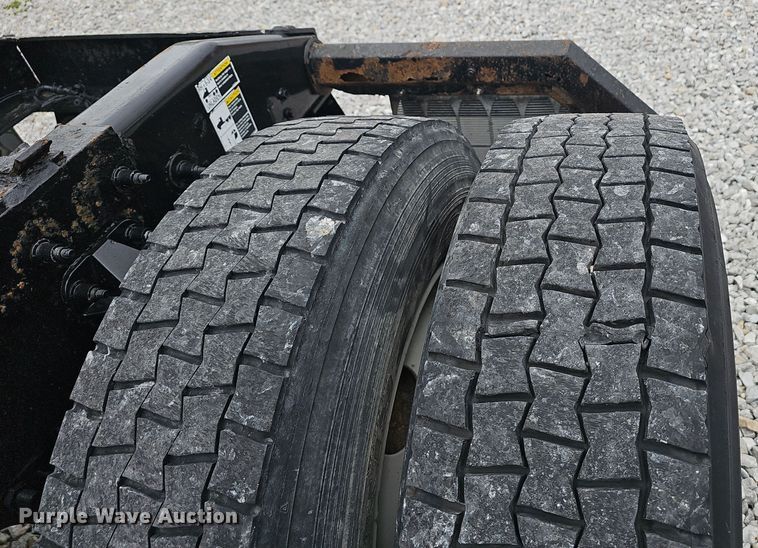 image for item NX9265 2015 Peterbilt  579 semi truck