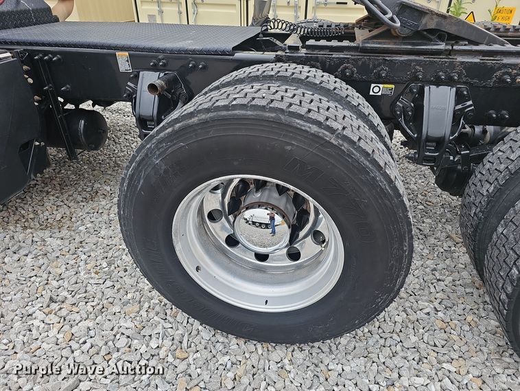 image for item NX9265 2015 Peterbilt  579 semi truck