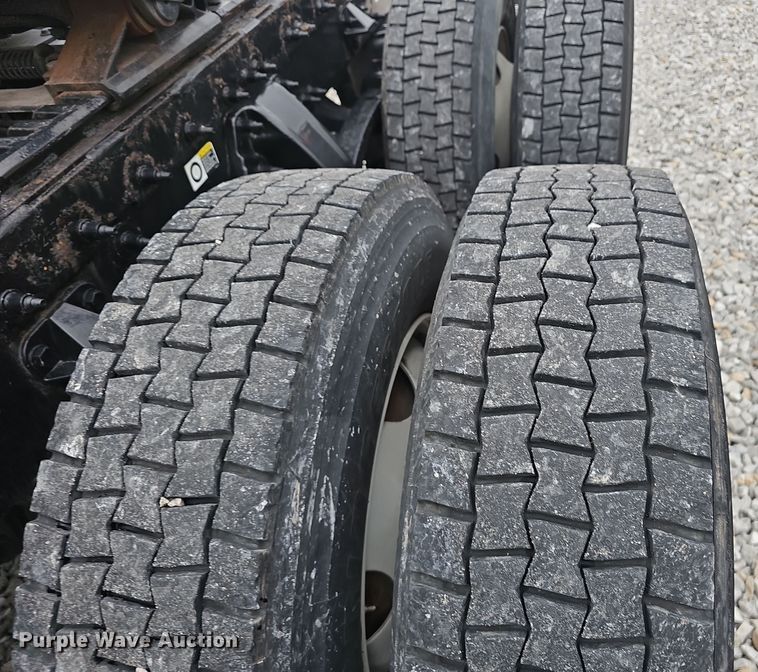 image for item NX9265 2015 Peterbilt  579 semi truck