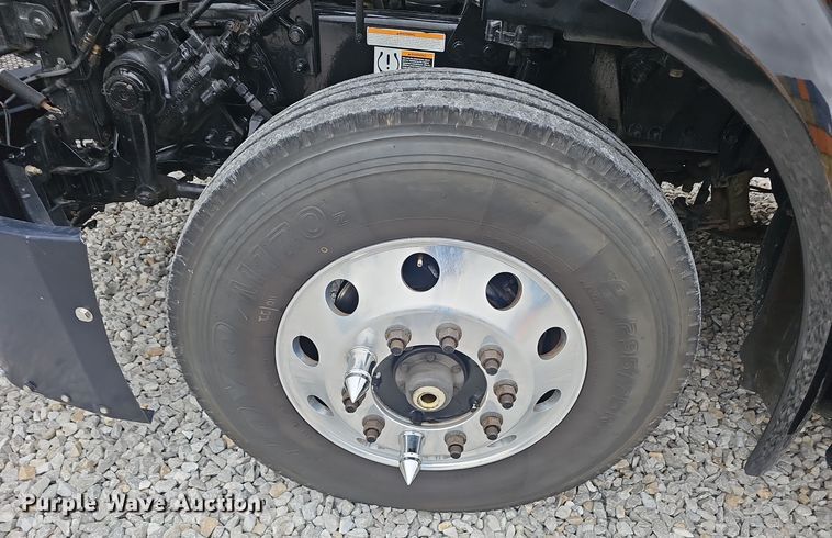 image for item NX9265 2015 Peterbilt  579 semi truck