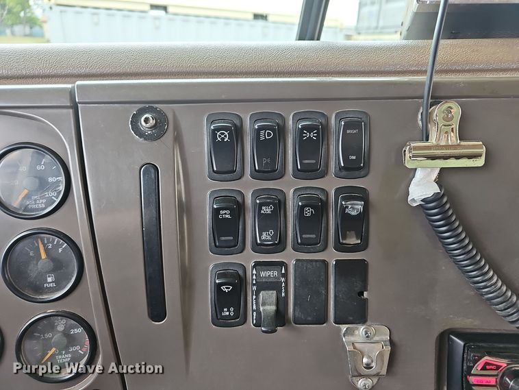 image for item NX9266 2003 Mack CV713 dump truck